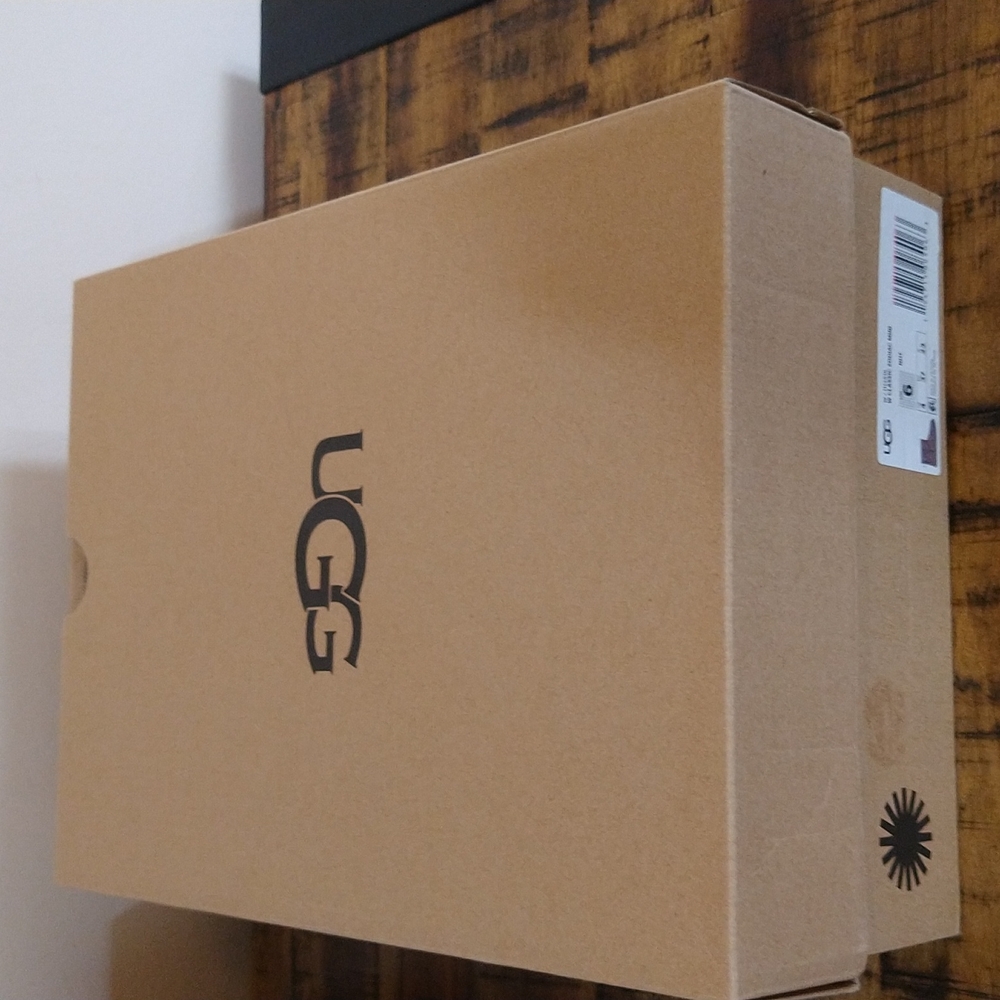 UGG - Picture 5 of 5